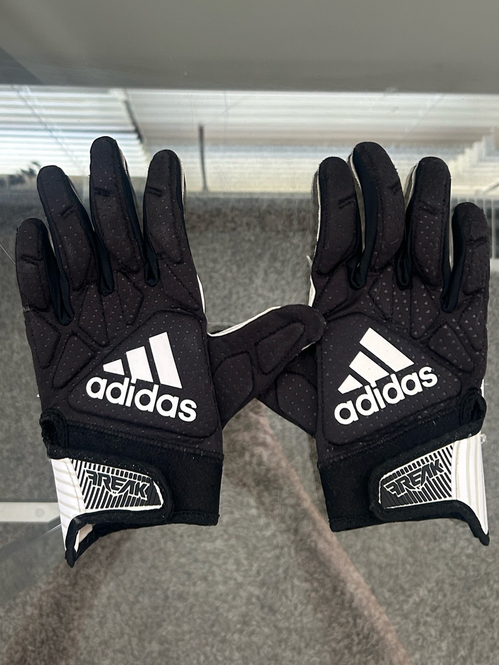 Adidas Freak 5.0 Black and White Athletic football receiver gloves, size medium